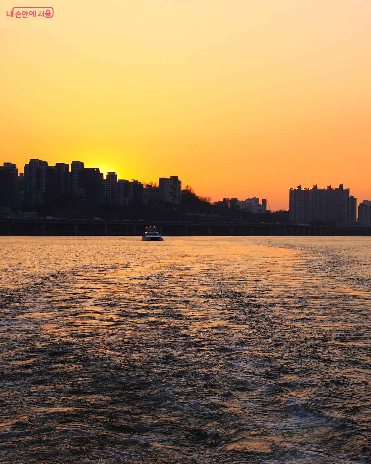 수면 위로 길게 늘어진 노을빛 윤슬을 뒤로하며 한강버스가 하루의 끝을 향해 유유히 나아간다. ⓒ이봉덕