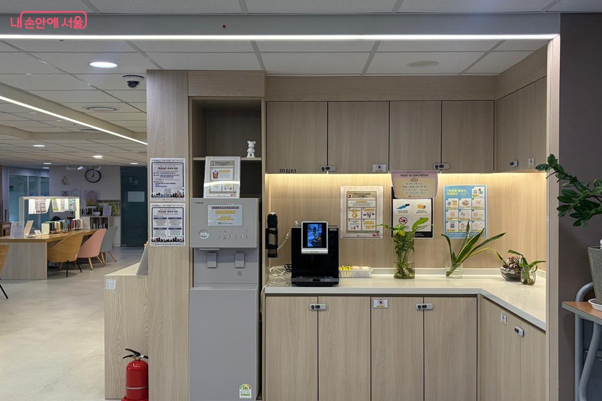 라운지에는 정수기 및 커피 머신도 마련되어 있다. &copy;최재준