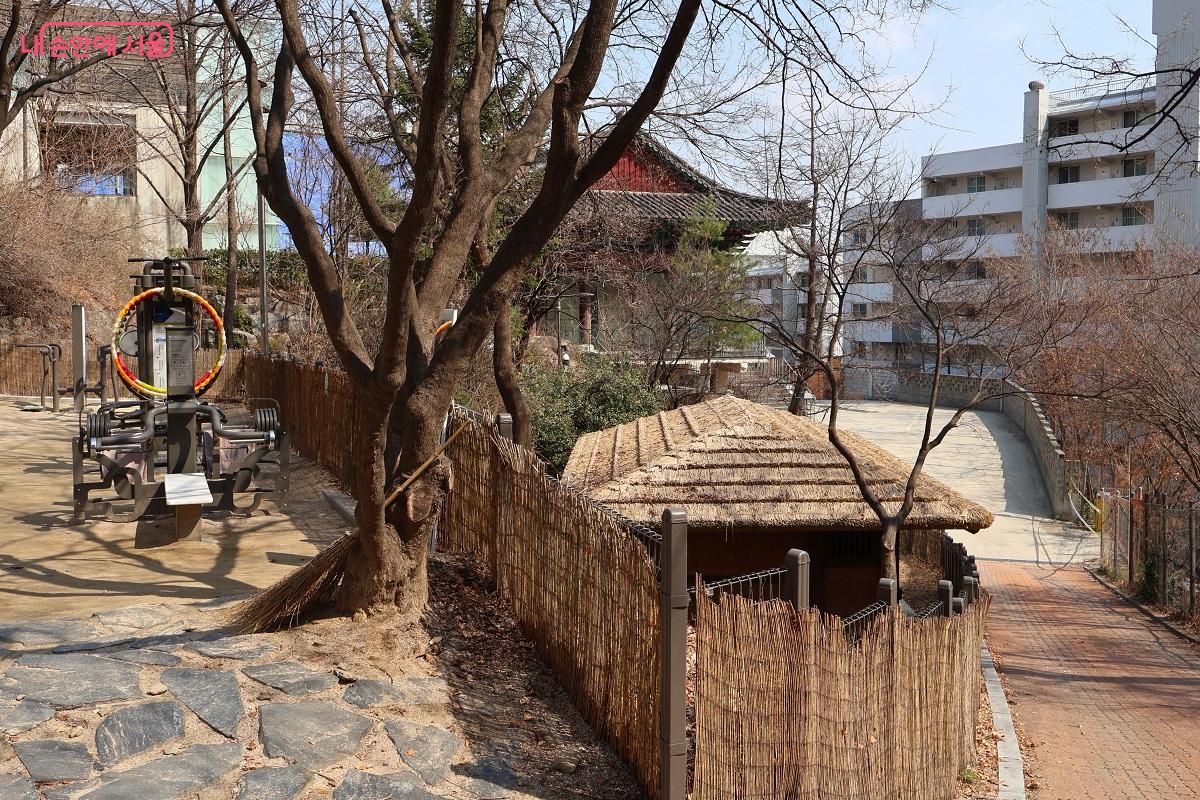 낙산 기슭 창신동에 자리한 비우당과 여담재가 한눈에 들어온다. &copy;김대진 