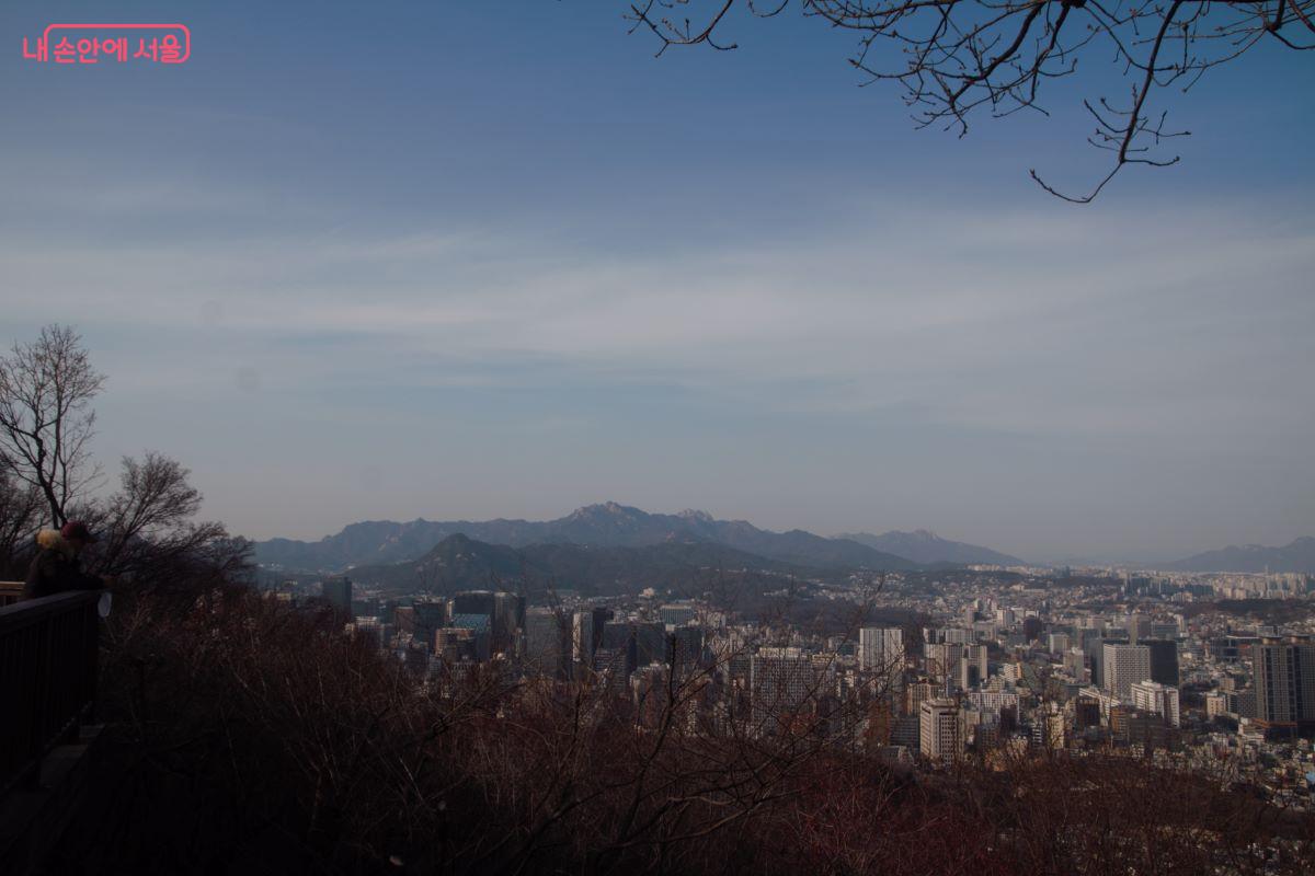 남산 조망명소 전망대에서 바라본 서울시 중심부 배경 &copy;임영근 