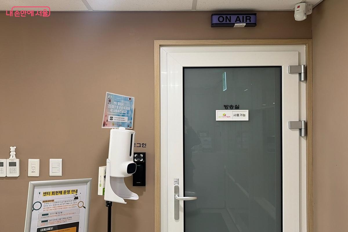 방송실은 영상 제작 및 방송에 집중할 수 있도록 전문적인 환경을 갖췄다. &copy;최재준