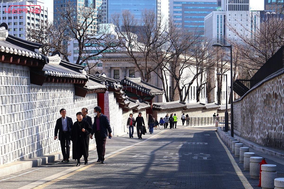 정동사거리에서 북쪽으로 덕수궁을 감싸도는 돌담길이 호젓한 산책의 즐거움을 선사한다. &copy;이봉덕