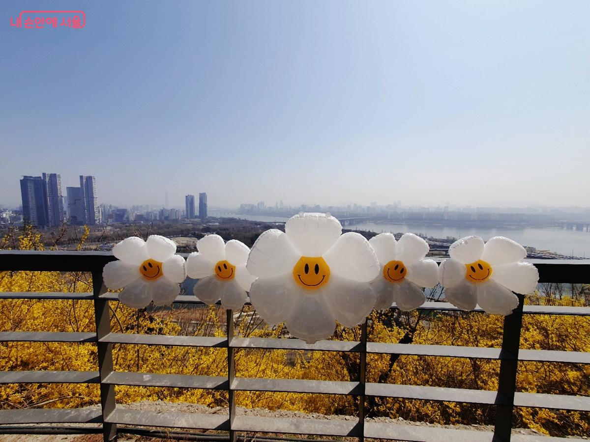 응봉산은 서울 동부권 전경을 한 눈에 내려다볼 수 있어 대표 조망 명소로 꼽힌다. &copy;김병규