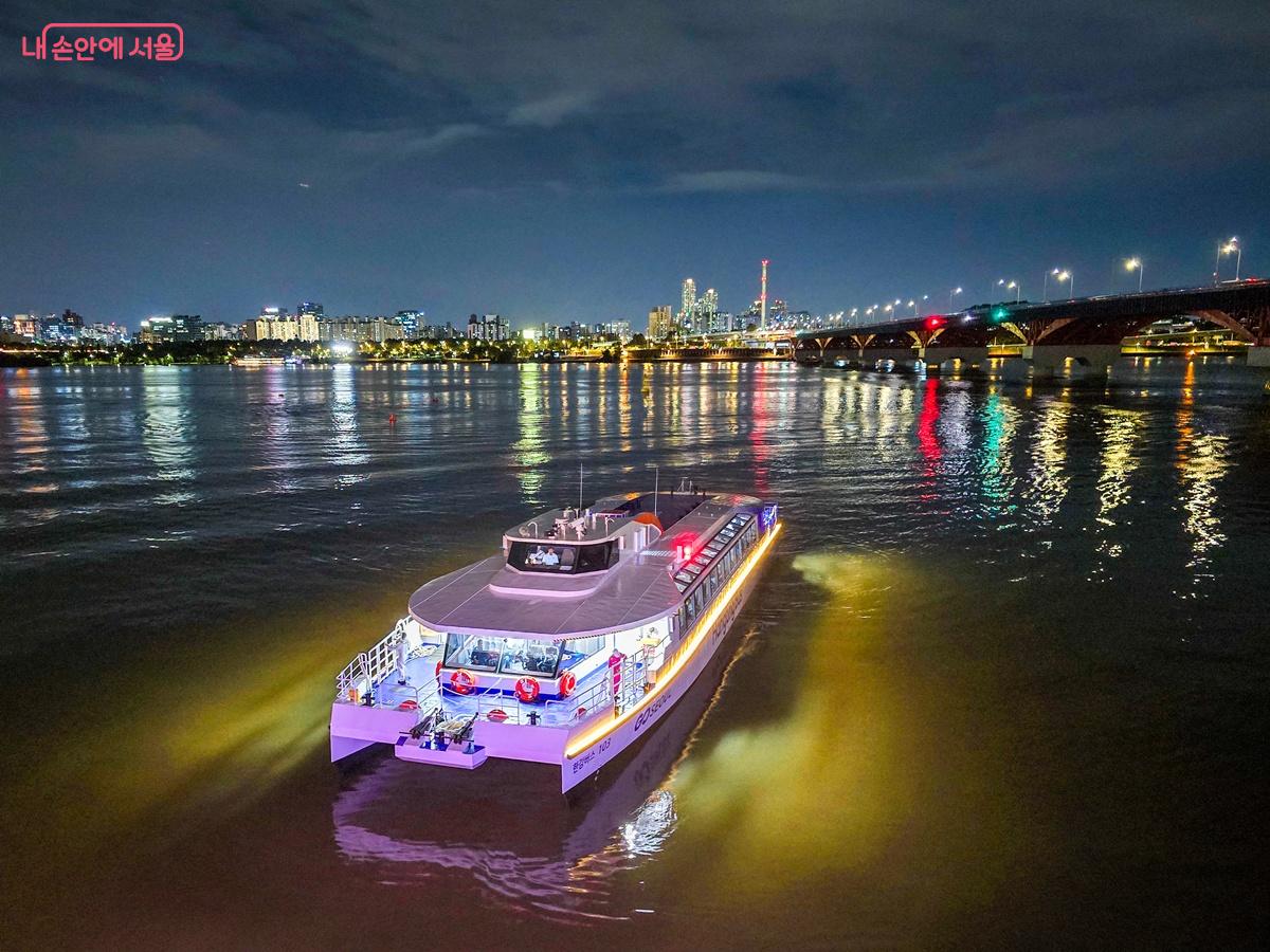 망원선착장을 출발해 마곡선착장으로 향하는 한강버스 ©양지영