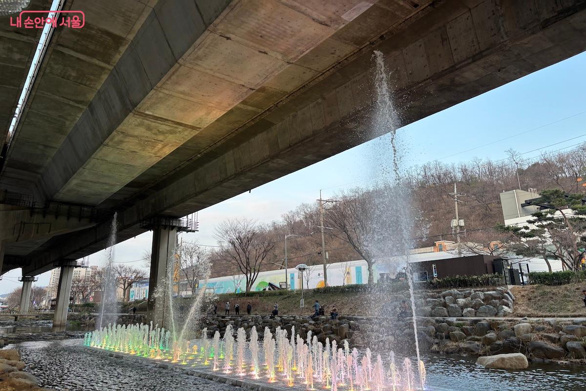 물줄기는 최대 10m까지 올라간다. &copy;이혜원