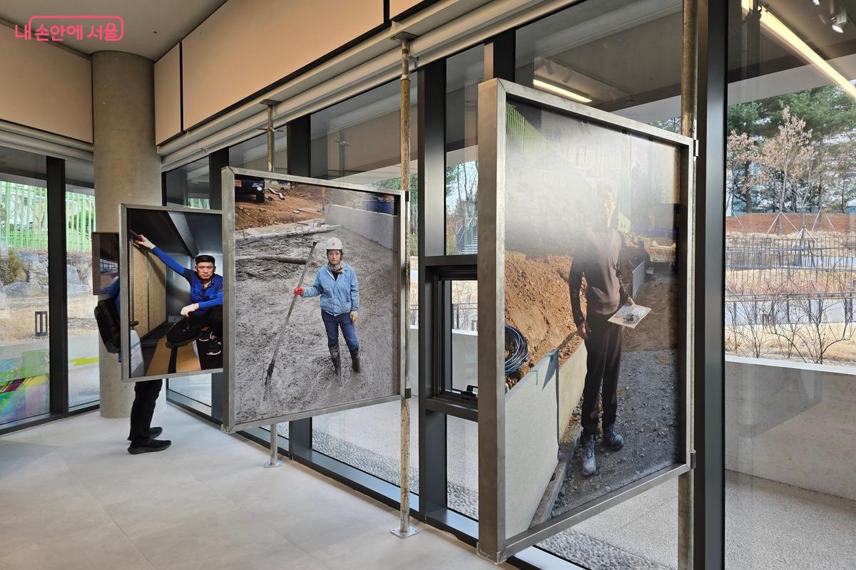 개관특별전 [우리의 시간은 여기서부터]에서 관람객들이 서남권의 역사를 현대적 감각으로 재해석한 뉴미디어 설치 작품을 감상하고 있다.