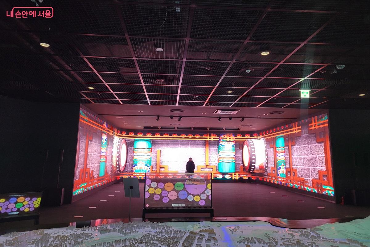 대형 미디어 화면을 통해 서울 문화 콘텐츠를 체험하는 서울갤러리 전시 공간 &copy;조연