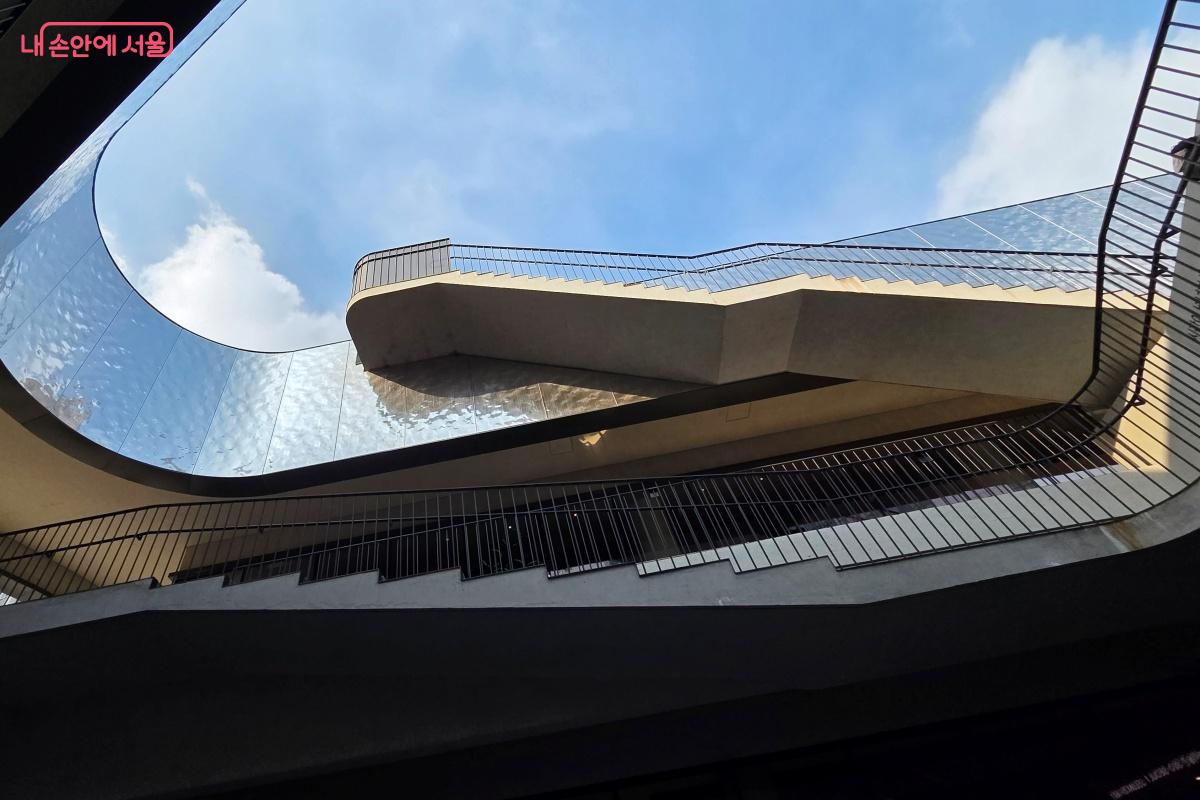 세련되고 감각적인 디자인의 건축물 &copy;김미선