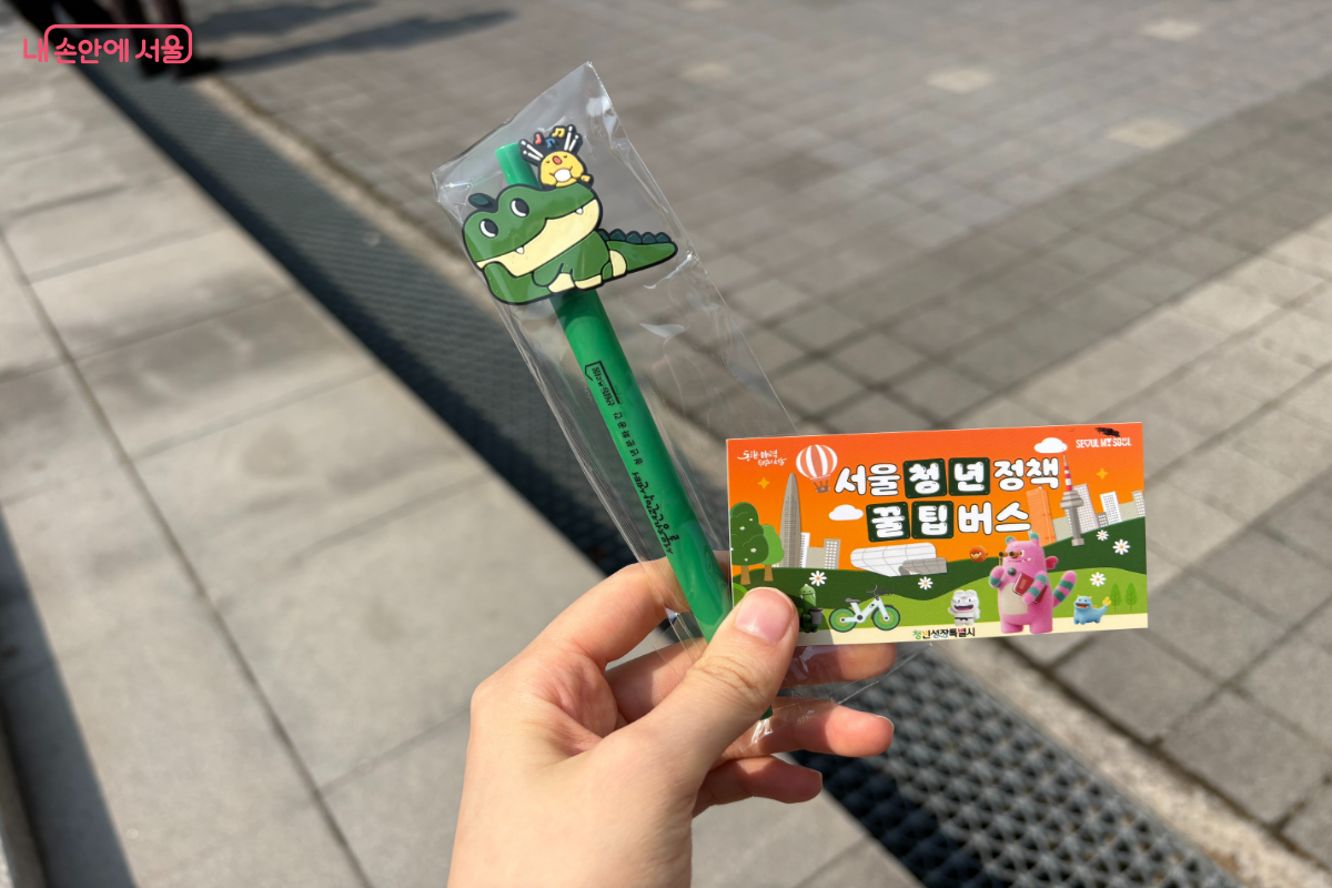 룰렛을 돌려 커피교환권을 받고 부스에 참여해 귀여운 볼펜을 받았다.