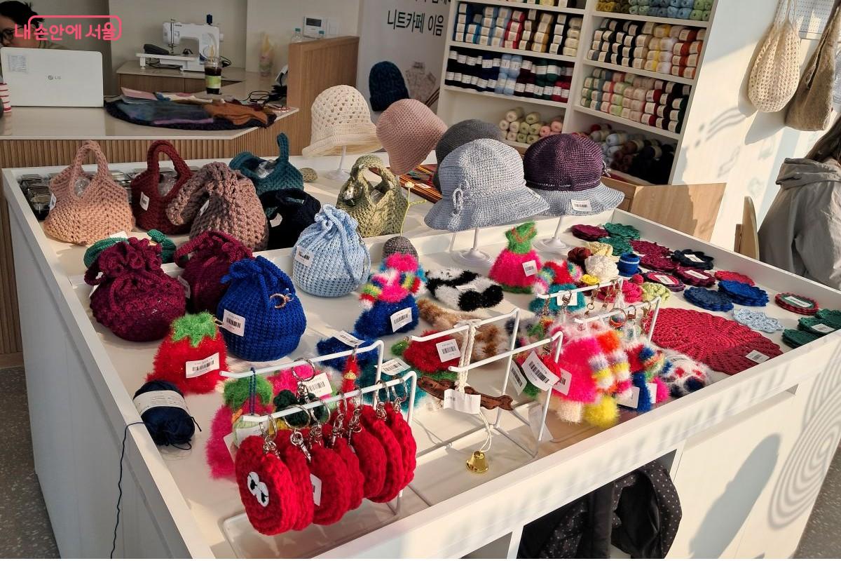 뜨개질로 만든 수공예품이 전시돼 있다. ©장형진