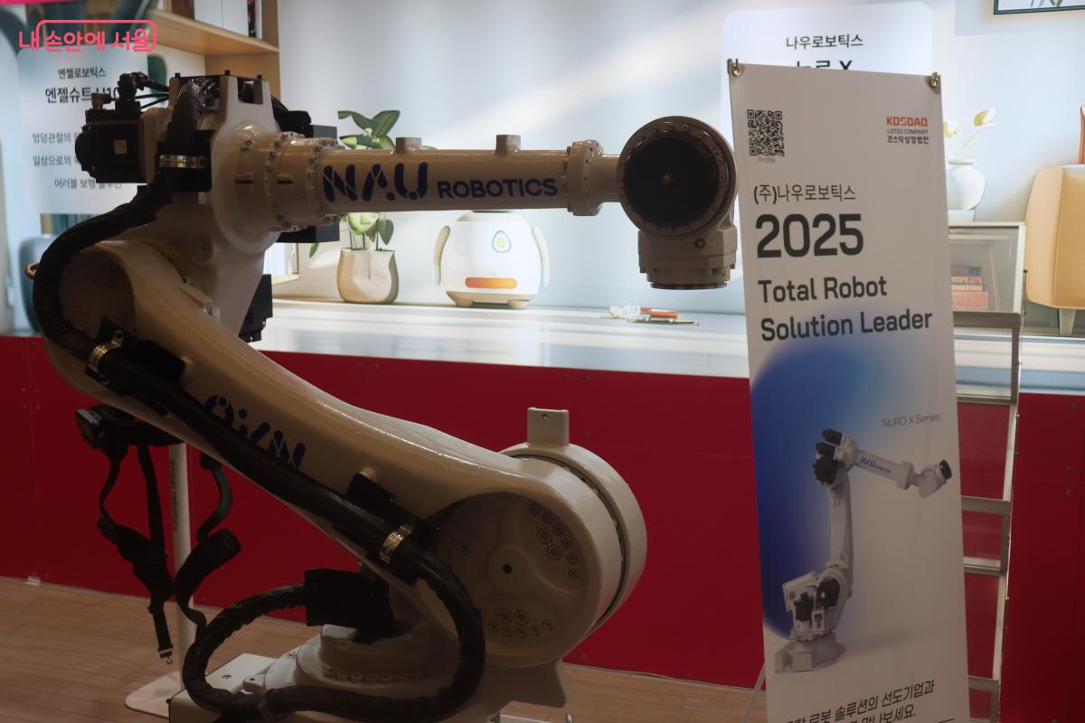 로봇암은 AI 이미지 분석을 기반으로 사람 얼굴을 인식해 캐리커처를 그린다. &copy;조송연