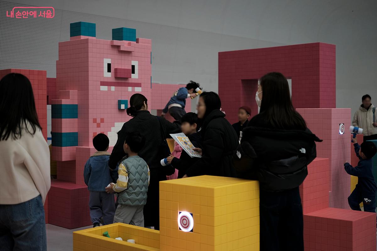 아이들이 신나게 뛰어놀며 재미있게 피지컬 AI를 체험할 수 있었던 'AI 펀스팟'  ⓒ김아름