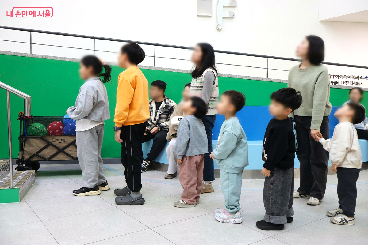 토네이도 체험을 하기 위해 설레는 마음으로 줄을 서서 기다리는 어린이들 &copy;김대진