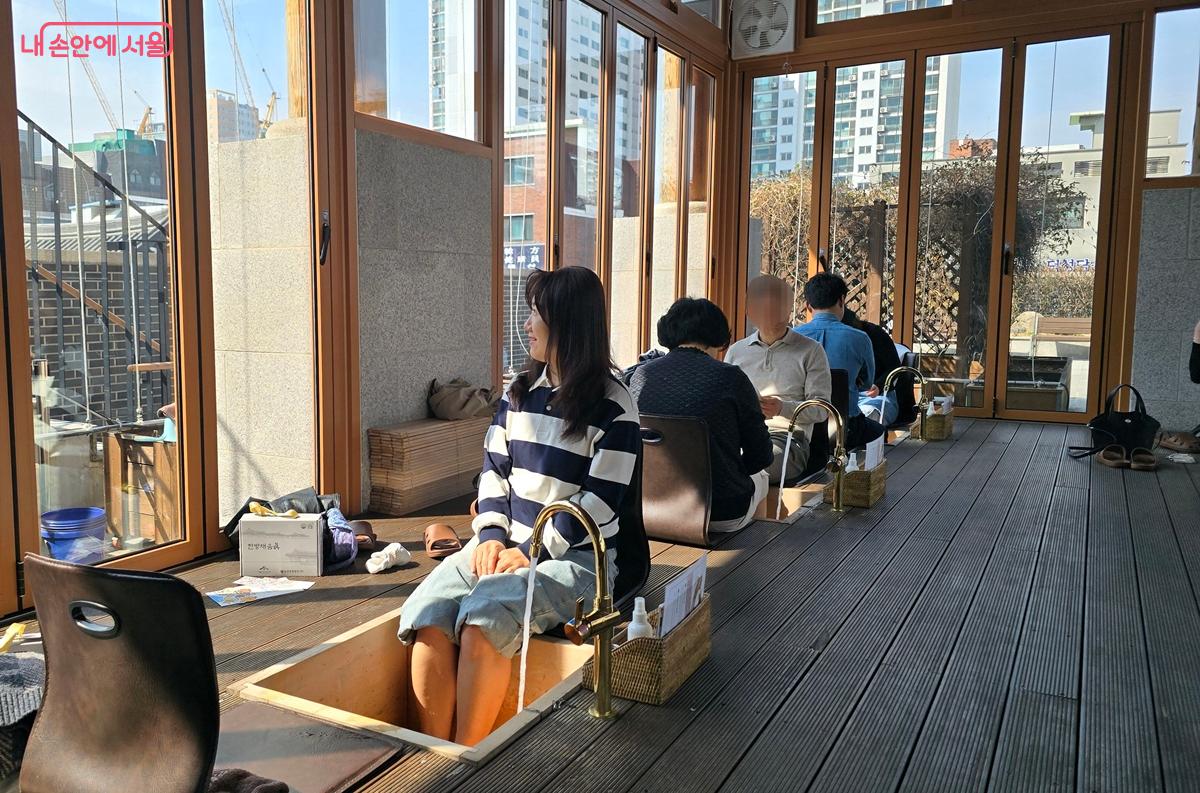 약초 족욕 체험 중이다. &copy;조성희