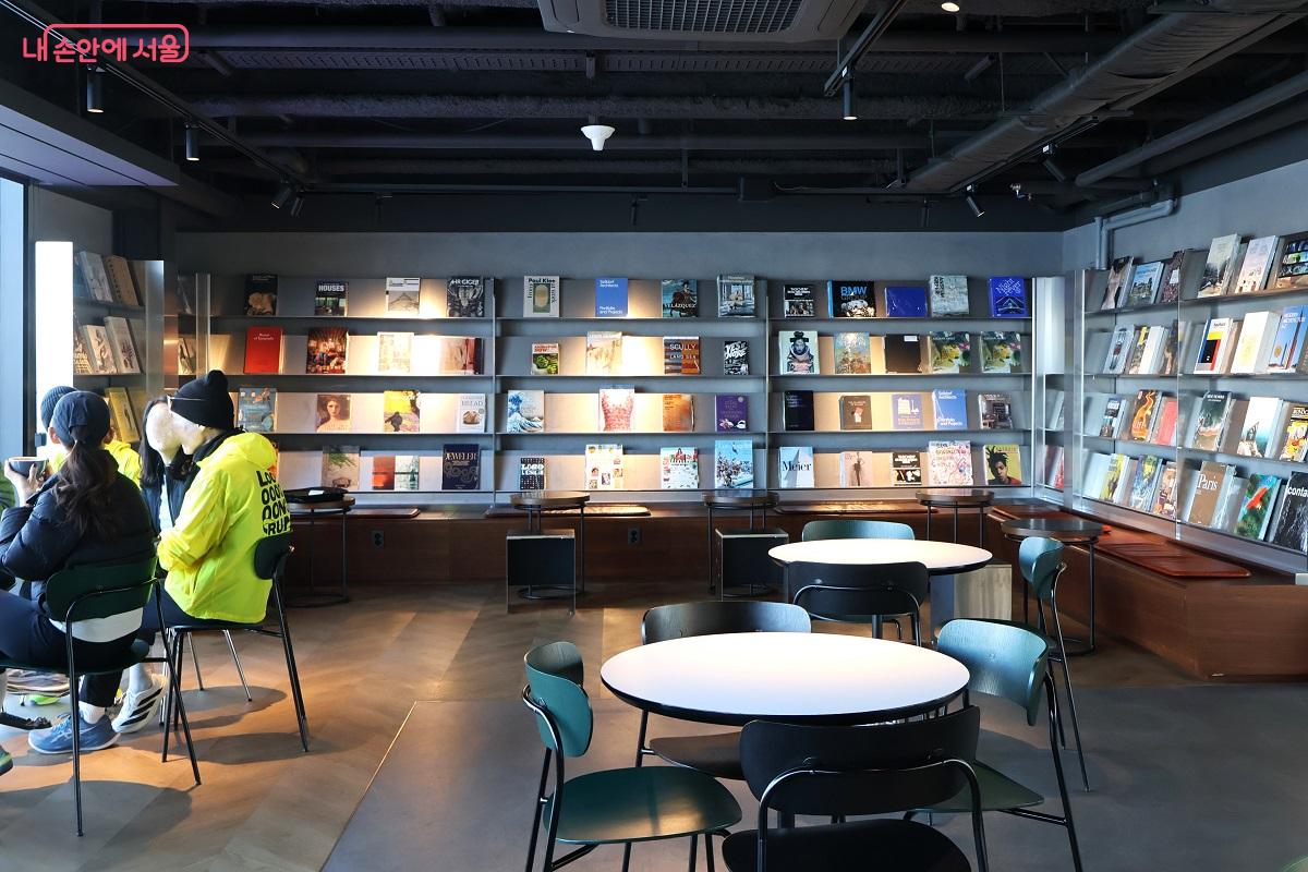 다양한 도서가 구비된 선착장 대기실은 승선 전 여유로운 시간을 보내기에 충분하다. ⓒ이봉덕