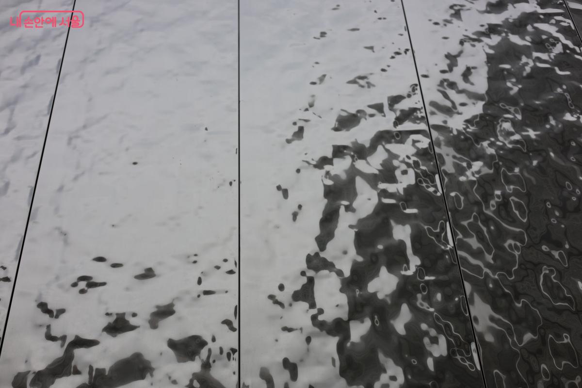 빛을 반사하는 스테인리스 마감재료 ©김예진