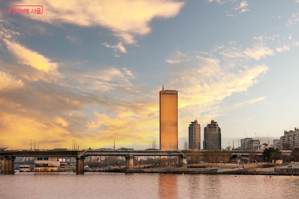 노을빛에 물든 여의도 63스퀘어ⓒ장신자