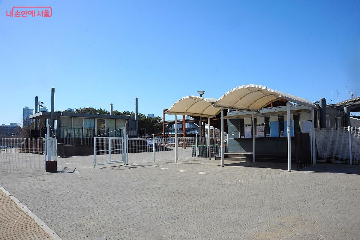 하절기 뚝섬선착장에 가면 뚝섬한강공원 수영장을 이용할 수 있다. &copy;조수봉