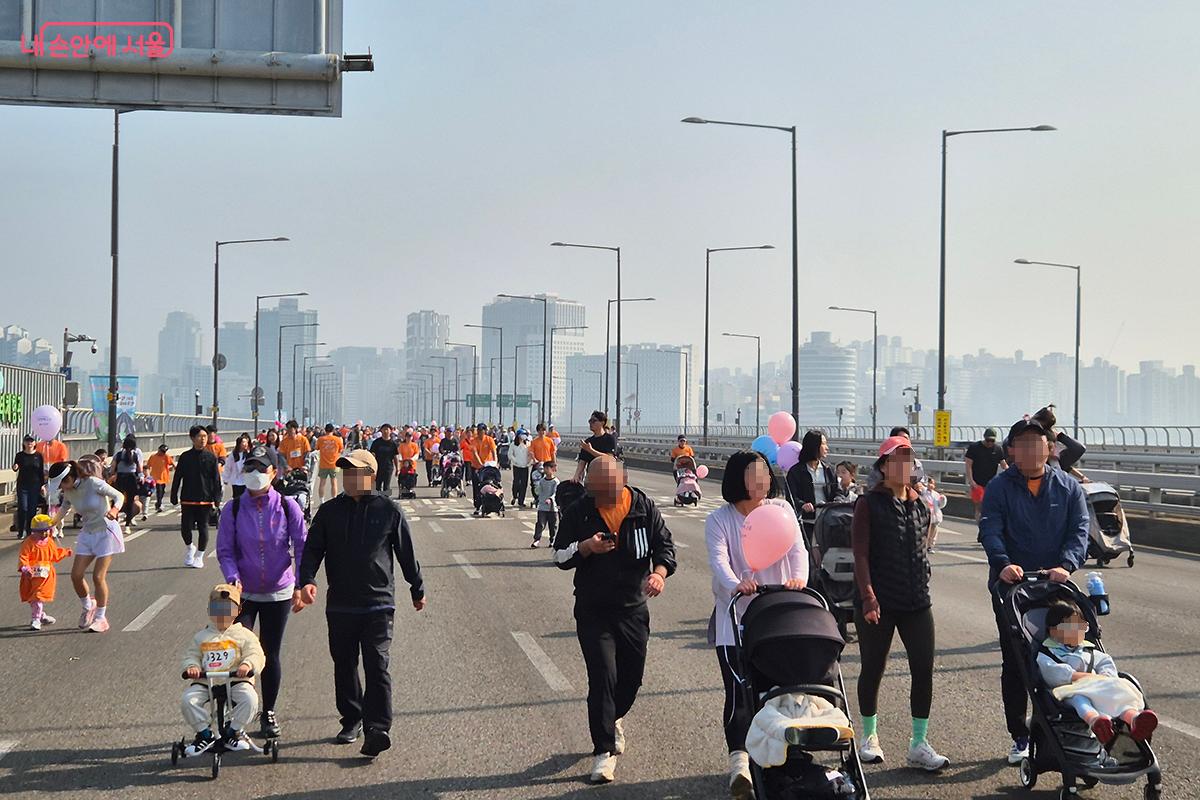 평소 차량들로 혼잡한 마포대교를 가득 메운 참가자들의 모습이 낯설면서도 반갑다. ©정향선