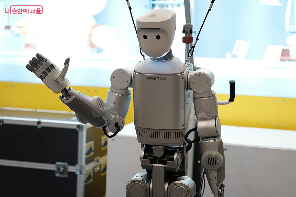 인간형 핸드를 탑재한 미래형 휴머노이드 로봇 'IGRIS-C'. 악수, 손인사, 손흥민 선수의 골 세리머니 카메라, 하트, 충성 등 다양한 동작이 가능하다. ⓒ김아름