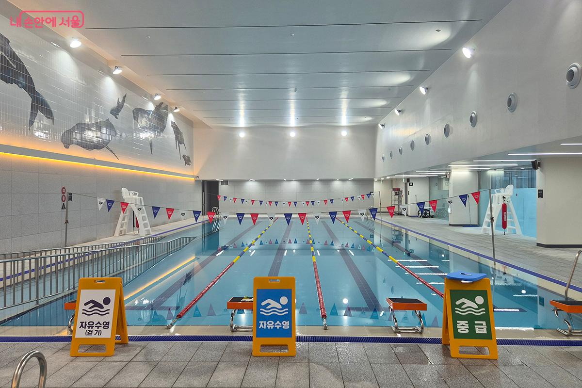 지하 2층 수영장은 장애인과 보호자가 함께 수영을 즐길 수 있도록 꾸며져 있다. ©백승훈