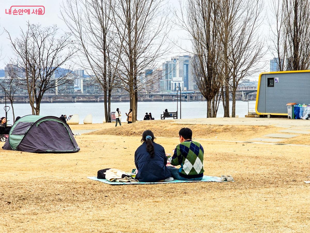 한강공원 봄 피크닉 나들이 나온 시민들 모습 ©양지영