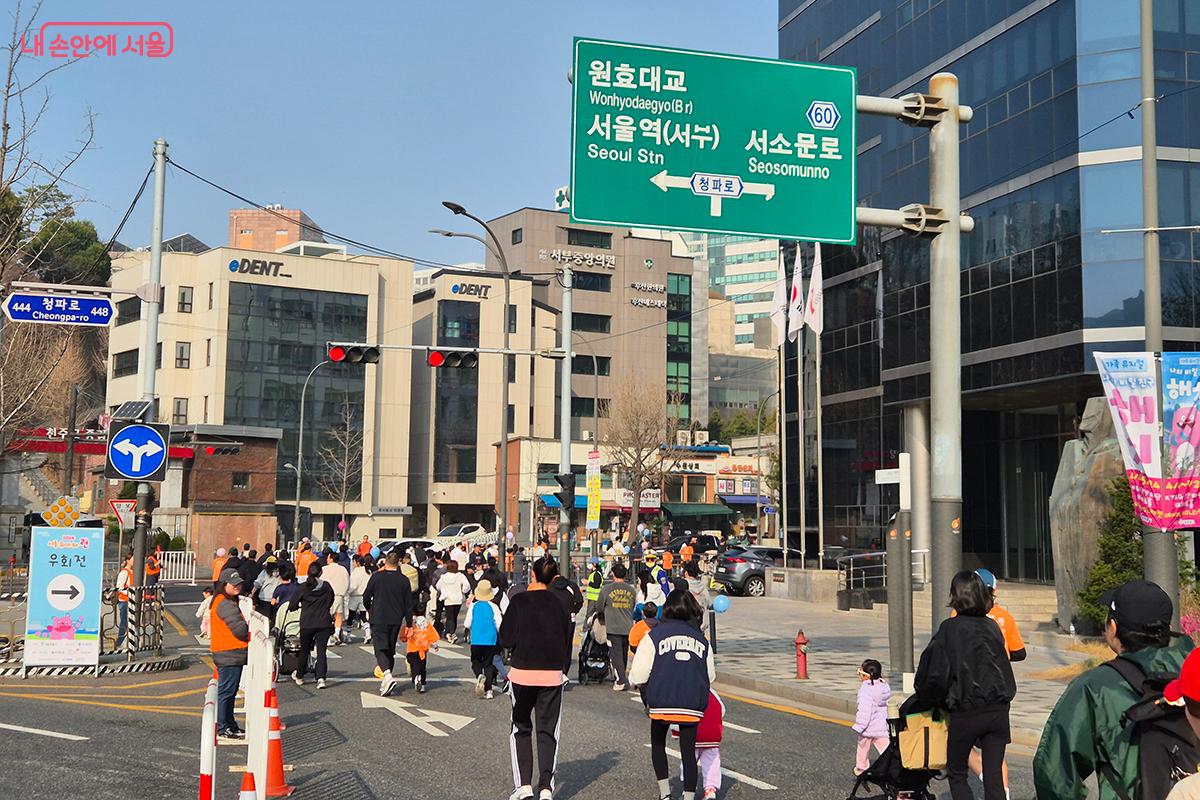 유아차 행렬이 숭례문을 지나 서소문로로 이어지고 있다. ©정향선