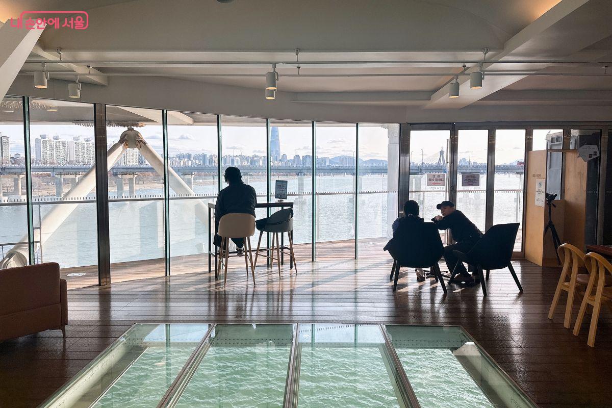 광진교 8번가가 노후화된 시설을 보수하고 3일 문을 열고 올해 운영을 시작한다. &copy;김재형