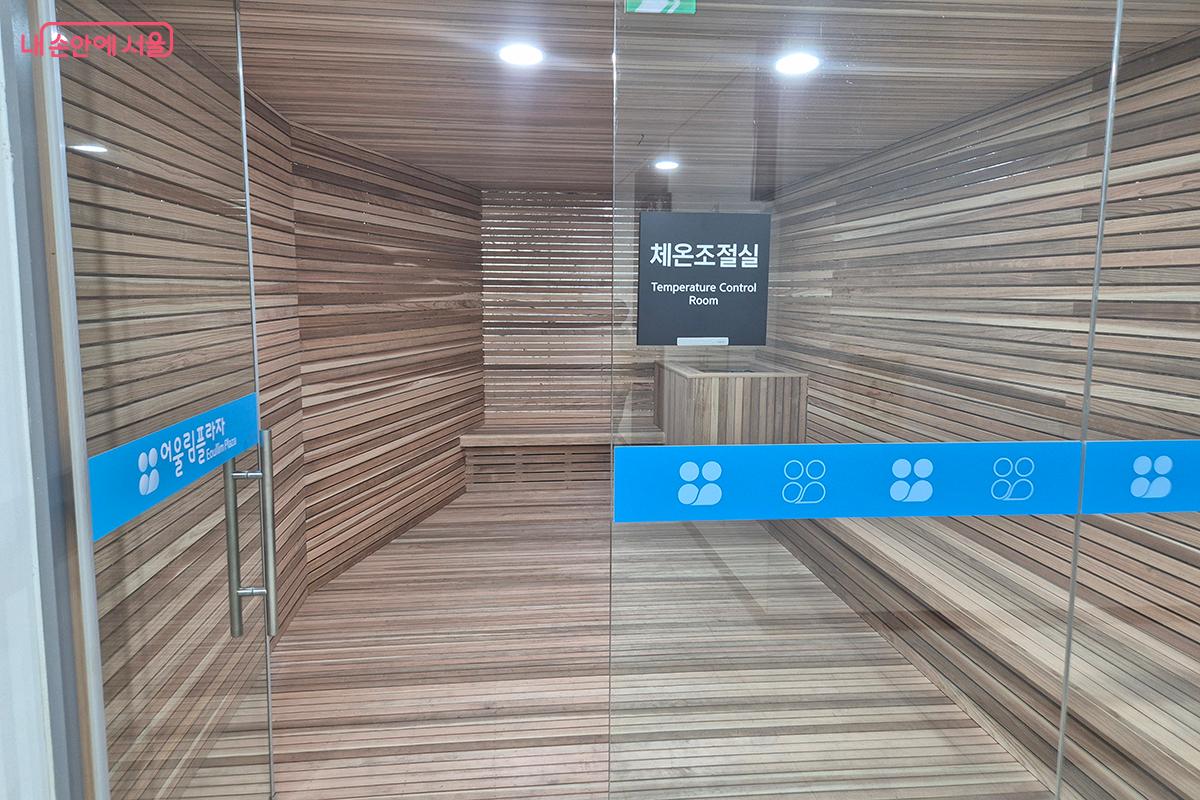 수영을 마친 후 급격한 체온 하강을 예방하는 체온조절실 &copy;백승훈
