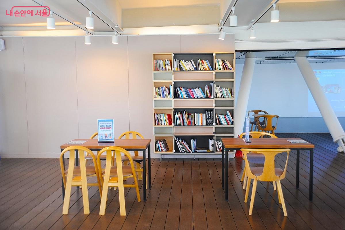 누구나 자유롭게 책을 볼 수 있는 독서 공간 ⓒ조수봉