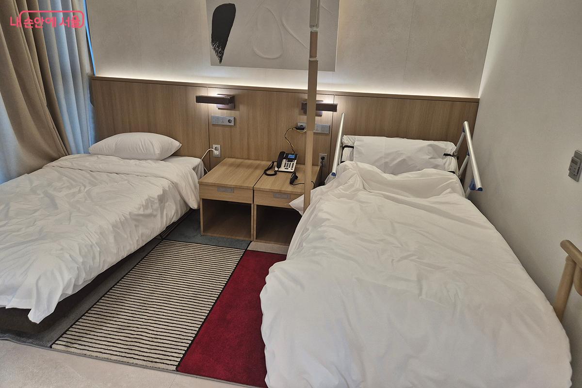 장애인 이용객을 위해 자동으로 높낮이가 가능한 전동 침대와 보호자 침대 &copy;백승훈