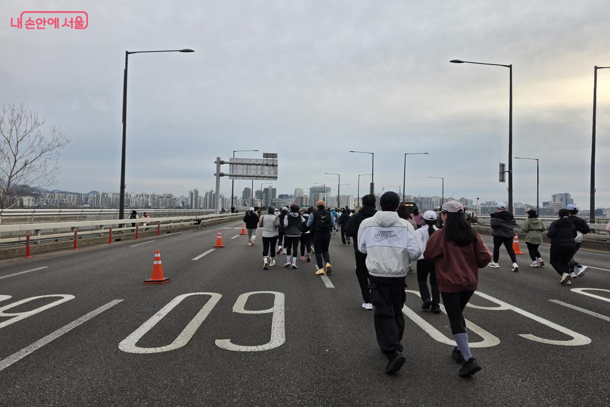 차량 없는 마포대교를 건넌다.