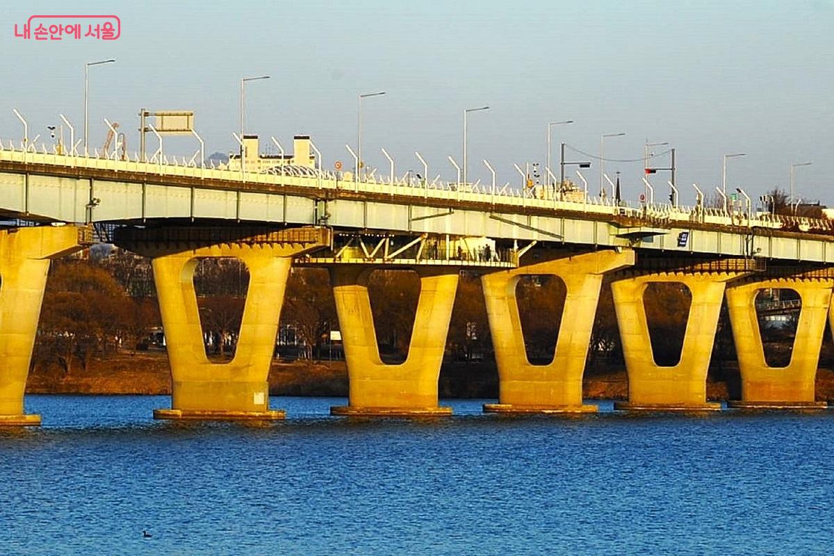 광진교 8번째 교각 위에 조성된 ‘광진교 8번가’ ⓒ조수봉