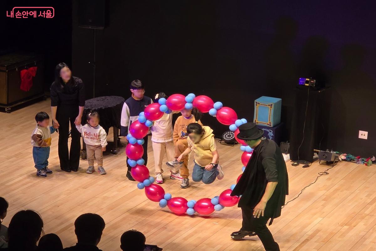 지하 1층에서 진행된 마술 쇼는 아이들의 적극적인 참여가 빛났다. &copy;강사랑