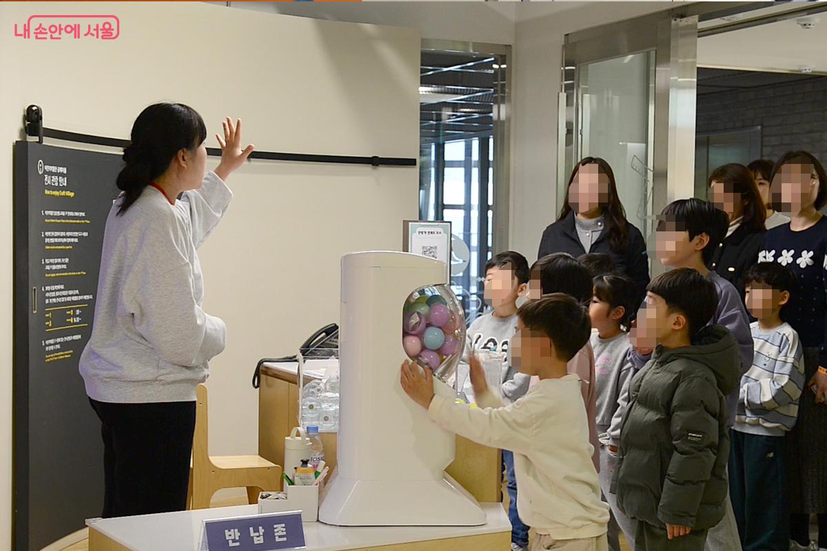 공예마을 키즈카페 입구에서 설명을 듣는 어린이와 부모들 &copy;오도연