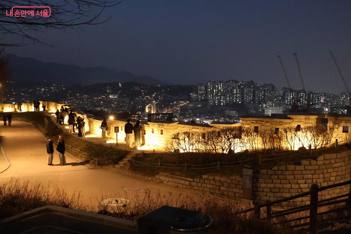성벽을 따라 흐르는 은은한 조명과 도심의 불빛이 낭만을 선사한다. &copy;이봉덕