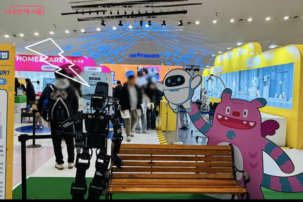 서울AI페스티벌의 로봇과 해치의 포토존 &copy; 김경선