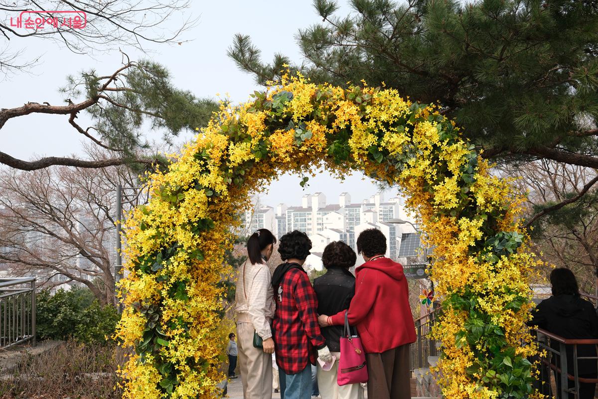 포토존을 배경으로 사진을 찍는 시민들 &copy;박우영
