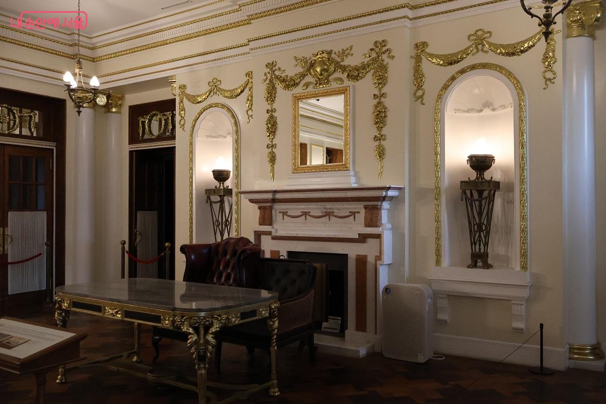 황금빛 장식과 서구식 가구가 배치된 근대 황실의 접견 공간, 석조전 &copy;김대진 