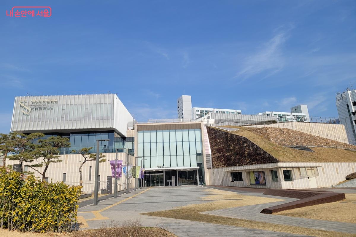 서울 노원구 중계동에 위치한 서울시립 북서울미술관 외관 모습 &copy;조연