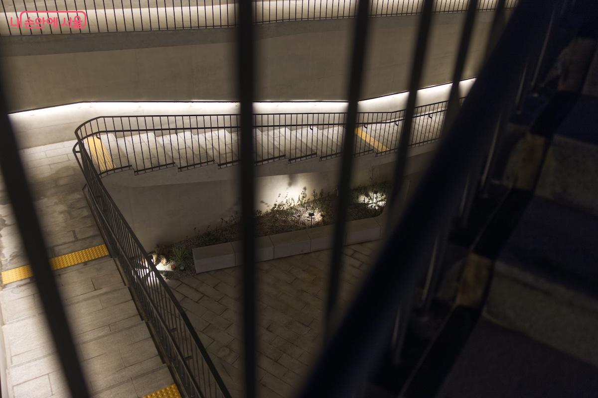 밤 20시까지 운영되어 퇴근 후에도 충분히 즐기기 좋은 문화공간이다