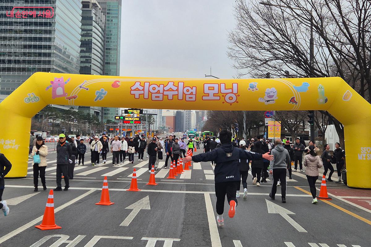 &lsquo;여의대로-마포대교&rsquo; 5km 구간을 완주하고 결승선을 통과하는 참가자들의 모습 &copy;이혜숙