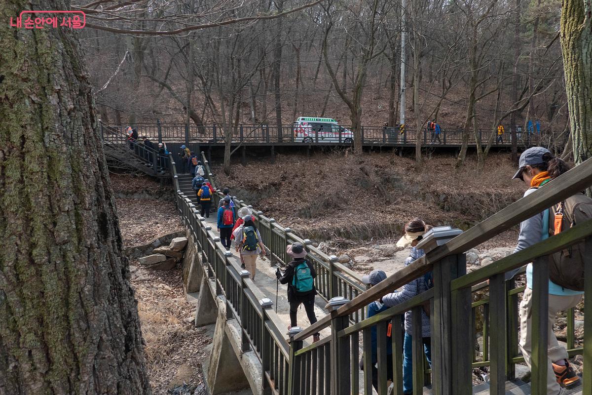 안전한 산행을 위한 세심한 준비가 이어진다. 동선에 따라 구급차가 함께했다. &copy;김인수