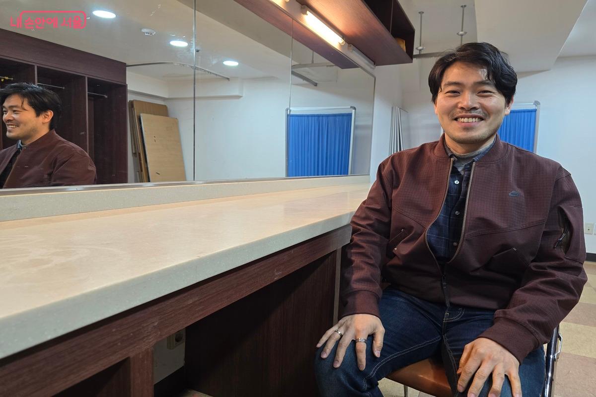 청춘 퀴즈쇼와 추억의 DJ쇼를 진행하는 임종원 씨는 어르신들이 이곳에서 삶의 즐거움을 찾길 바랐다. &copy;김은주 