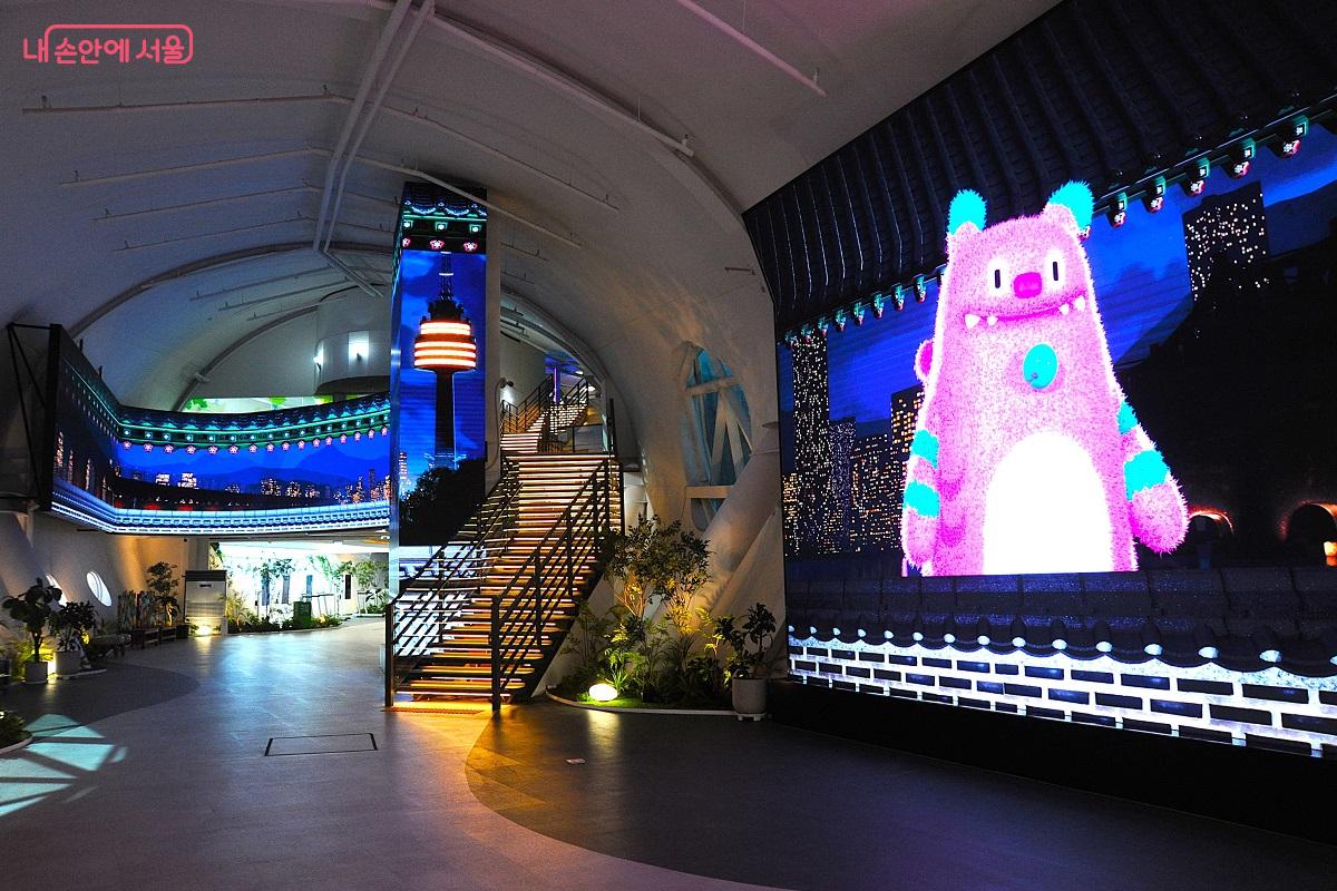 자벌레 1층의 테마파크인 &lsquo;한강플플&rsquo; 파크뷰 라운지와 한강 파노라마 &copy;조수봉