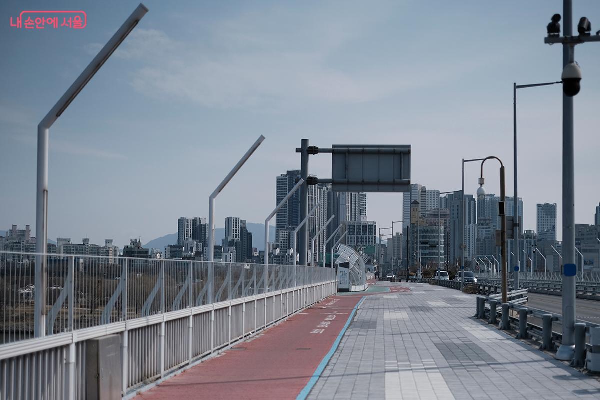 광진교 북단에서 구리암사대교를 마주하는 왼쪽으로 자전거도로와 보행로가 뻗어 있다. &copy;김아름