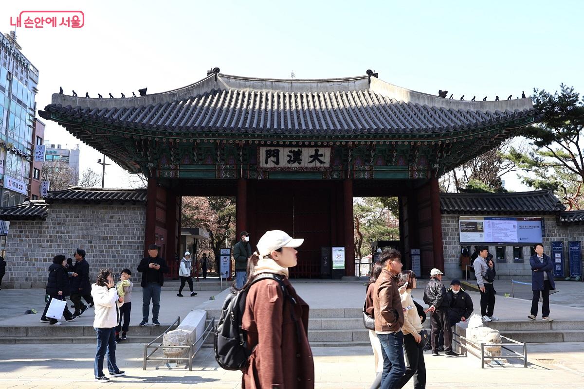 정동 한 바퀴 여정의 출발점인 덕수궁 대한문 &copy;이봉덕