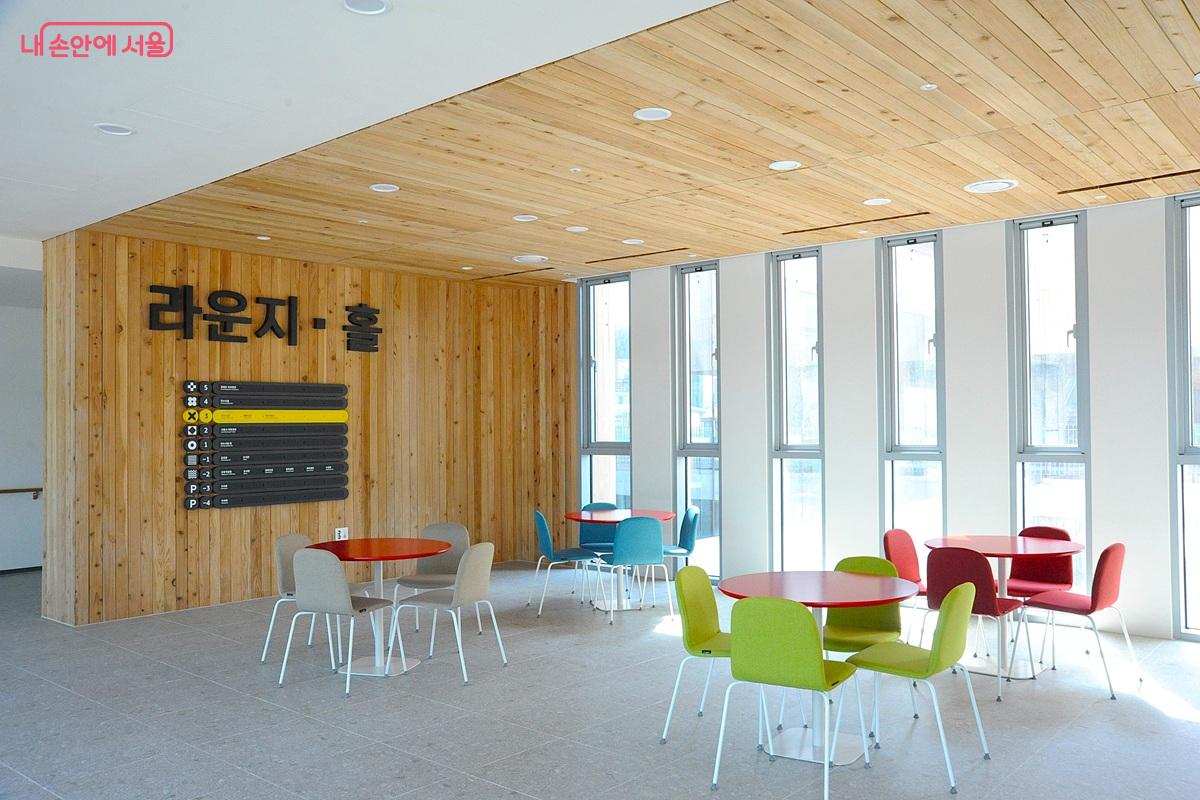 3층 연수 시설의 라운지&middot;홀 &copy;조수봉