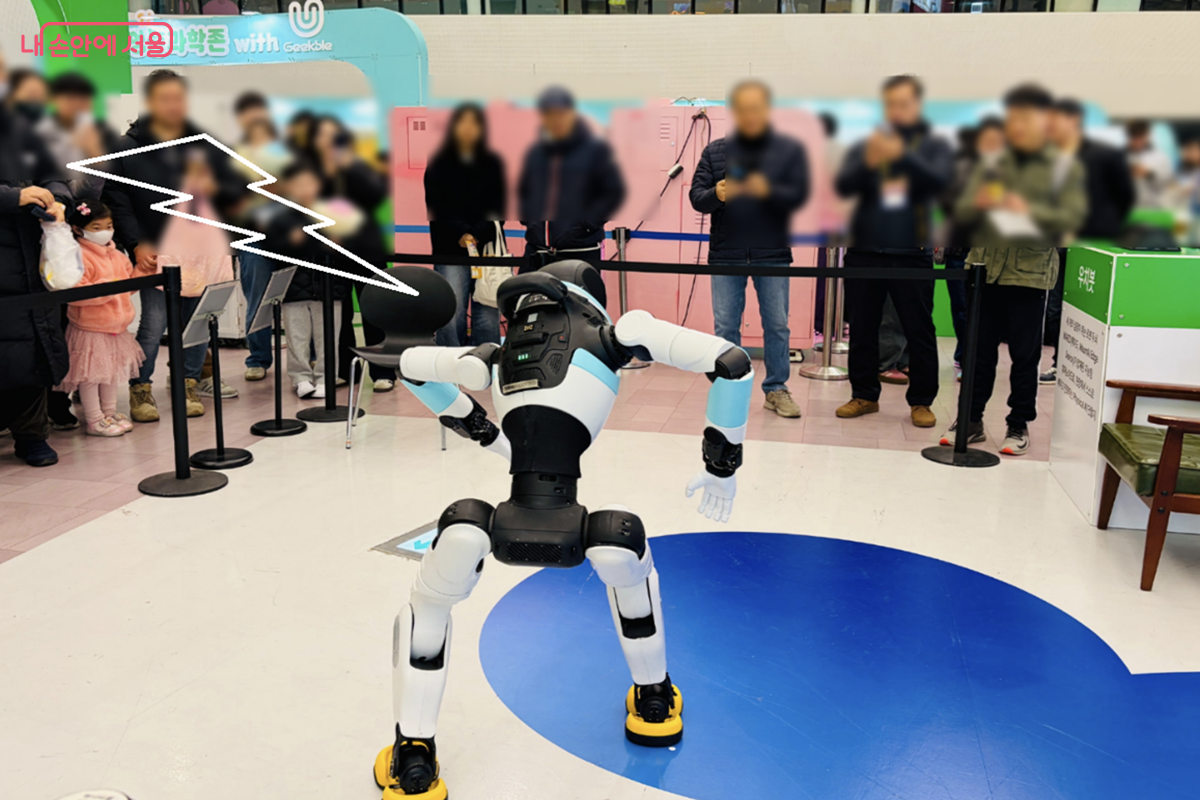 휴머로이드 로봇존-신나는 음악에 맞추어 춤을 추는 로봇 &copy; 김경선