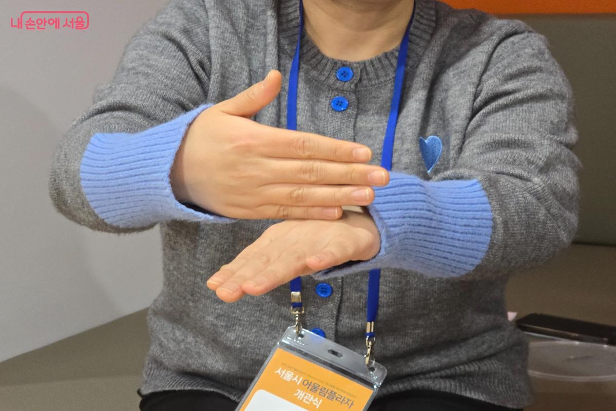 &lsquo;감사합니다&rsquo;라는 의미를 가진 수어를 배웠다. &copy;강사랑